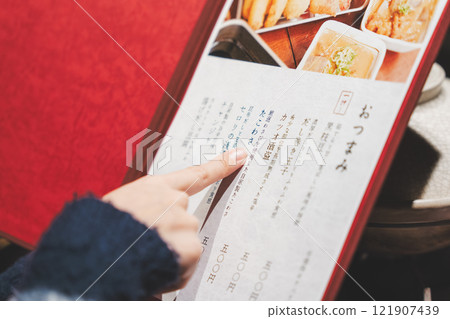 女顧客看著菜單並做出選擇的手[照片提供：海鮮居酒屋Uoroko] 121907439