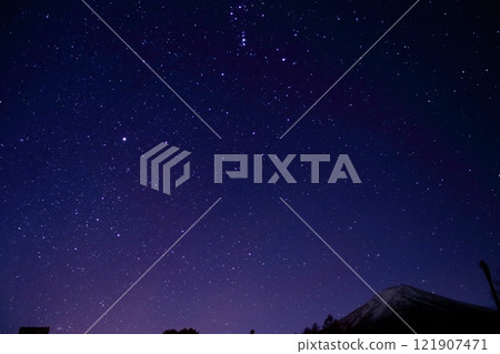 Starry sky seen from Mt.Fuji 121907471