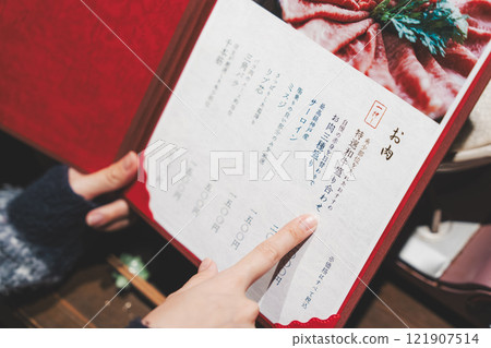 女顧客看著菜單並做出選擇的手[照片提供：海鮮居酒屋Uoroko] 121907514