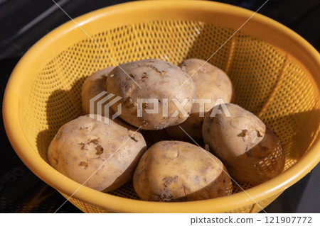 塑膠漏勺中的土豆 121907772