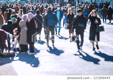 Tokyo cityscape in Japan since the publication of the 5th year of the coronavirus pandemic. Inbound tourism continues... Ginza Hokoten is crowded with foreign tourists. A long shadow... 121908445