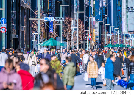 2016 年出版的日本東京城市景觀。入境旅遊繼續...銀座Hokoten擠滿了外國遊客...=11日 2016 年出版的日本東京城市景觀。入境旅遊繼續...銀座Hokoten擠滿了外國遊客...=11日 121908464