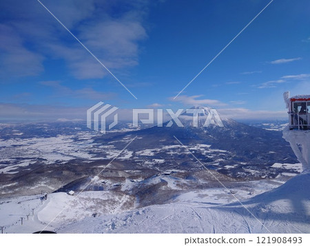 冬天陽光明媚的日子裡的雪山 冬天陽光明媚的日子裡的雪山 121908493