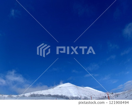 冬天陽光明媚的日子裡的雪山 121908494