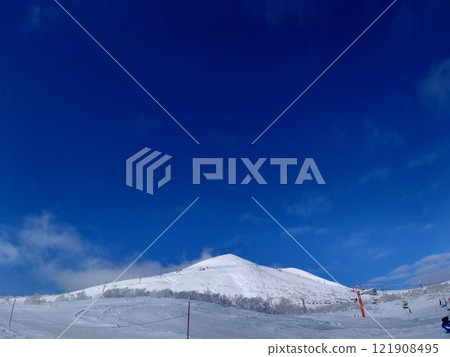 冬天陽光明媚的日子裡的雪山 冬天陽光明媚的日子裡的雪山 121908495