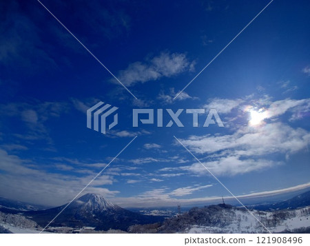 冬天陽光明媚的日子裡的雪山 冬天陽光明媚的日子裡的雪山 121908496