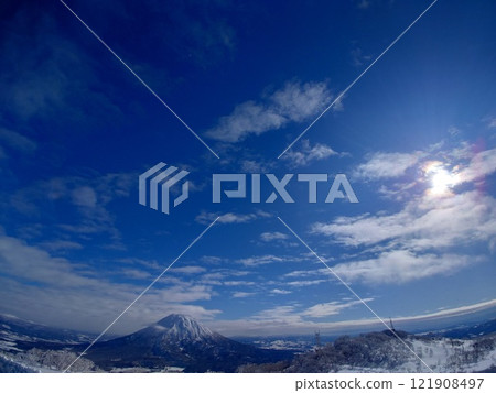 冬天陽光明媚的日子裡的雪山 冬天陽光明媚的日子裡的雪山 121908497