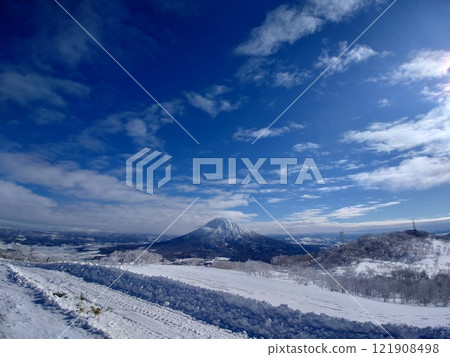 冬天陽光明媚的日子裡的雪山 121908498