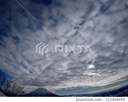 冬天陽光明媚的日子裡的雪山 冬天陽光明媚的日子裡的雪山 121908499