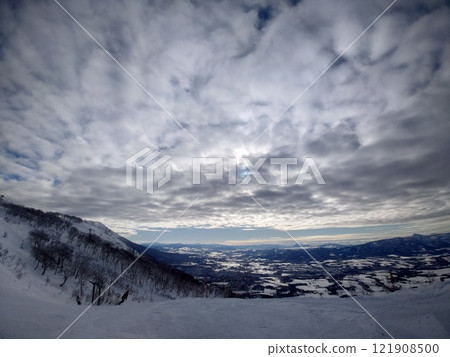 冬天陽光明媚的日子裡的雪山 121908500