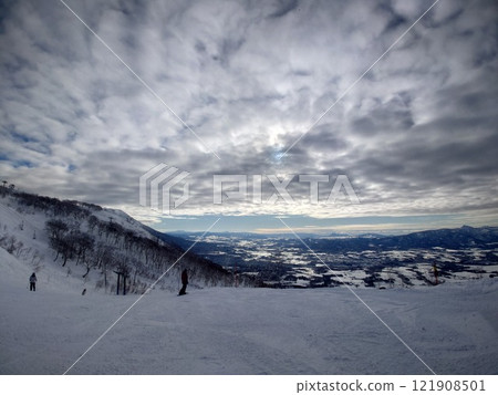 冬天陽光明媚的日子裡的雪山 121908501