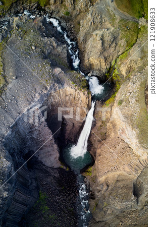 玄武岩柱環繞的神秘瀑布 玄武岩柱環繞的神秘瀑布 121908633