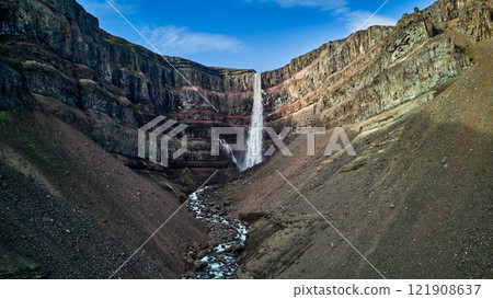 Heingifoss 瀑布從層狀岩壁上傾瀉而下 Heingifoss 瀑布從層狀岩壁上傾瀉而下 121908637