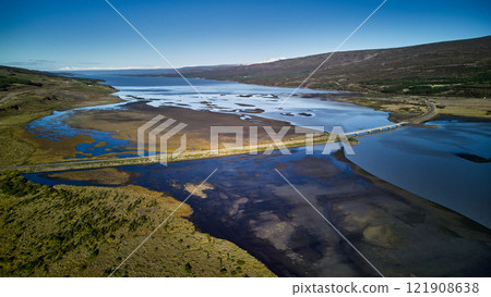 安靜的湖泊和窄橋的景色 安靜的湖泊和窄橋的景色 121908638