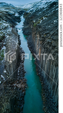 白雪覆蓋的山谷和玄武岩柱 白雪覆蓋的山谷和玄武岩柱 121908643