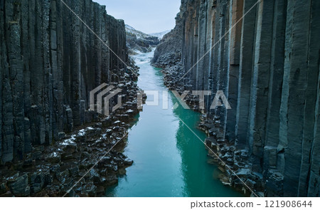 白雪覆蓋的山谷和玄武岩柱 121908644