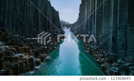 白雪覆蓋的山谷和玄武岩柱 白雪覆蓋的山谷和玄武岩柱 121908645