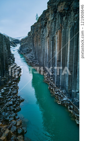 白雪覆蓋的山谷和玄武岩柱 121908646