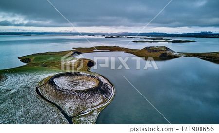 米湖周圍的火山和平靜的湖面 米湖周圍的火山和平靜的湖面 121908656