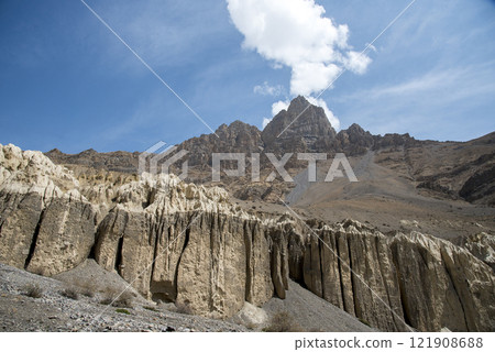 Beautiful view of Spiti valley arid landscape enroute Kaza, Himachal Pradesh, India. 121908688