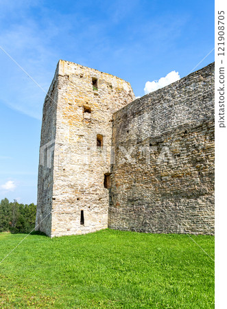 Talav tower and castle wall of the ancient medieval Izborsk fortress, Pskov region, Russia Talav tower and castle wall of the ancient medieval Izborsk fortress, Pskov region, Russia 121908705