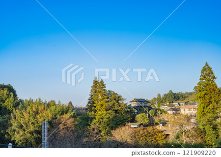 藍天的飯田市JR飯田線天龍峽站週邊的風景(長野縣) 藍天的飯田市JR飯田線天龍峽站週邊的風景(長野縣) 121909220
