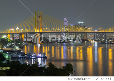 Scenery view after sunset of Thotsamarachan Bridge (Rama IX Bridge) crossing Chao phraya river. 121909631