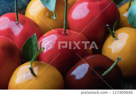 Traditional thai sweet treats made from mung beans and coconut milk, and glazed in shiny agar agar jelly. 121909886