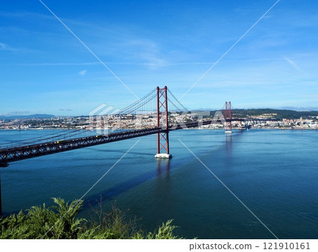 A long suspension bridge connecting the two cities and a spectacular view of the blue sea 121910161
