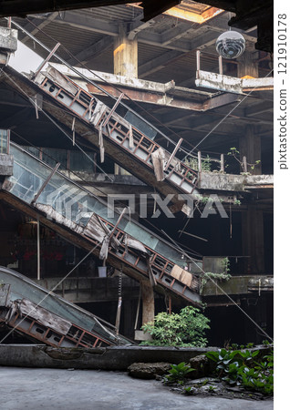 Dramatic view of Damaged escalators inside Abandoned new world shopping mall building. 121910178