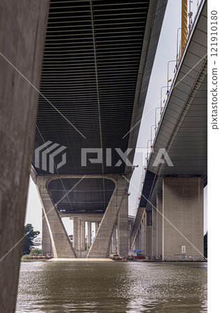 Chalerm Maha Nakhon Expressway and Saphan Phra Ram Kao. Chalerm Maha Nakhon Expressway and Saphan Phra Ram Kao. 121910180