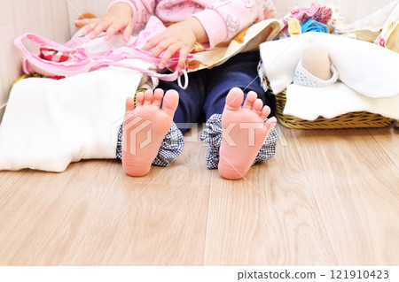 兒童與地板，小腳，赤腳，赤腳，乾淨的地板，嬰兒坐在地板上，圖片素材 121910423