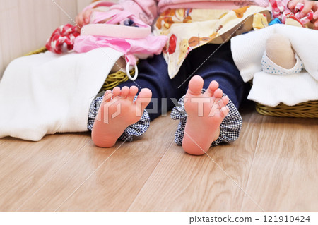 Children and flooring, small feet, bare feet, clean floor, infants sitting on the floor, image material 121910424