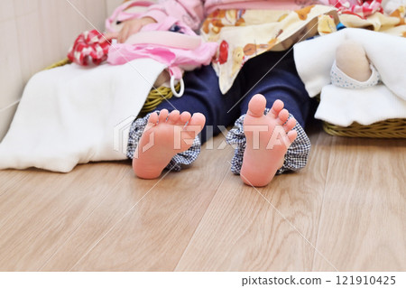兒童與地板，小腳，赤腳，赤腳，乾淨的地板，嬰兒坐在地板上，圖片素材 121910425