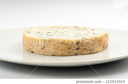 Fourme cheese, stinky french cheese, Fourme d'Ambert gourmet food, semi-hard blue cheese 121911014