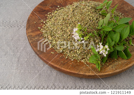 Dry thyme pile, dried marjoram, oregano heap, ground crushed thyme seasoning, thyme leaves 121911149