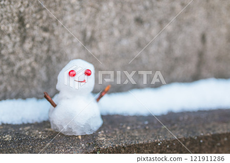 Instant Snowman 121911286