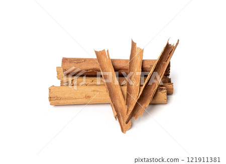 Broken Ceylon Cinnamon Isolated, Cinnamomum Verum Bark, Zeylanicum, Real Cinnamon Sticks 121911381