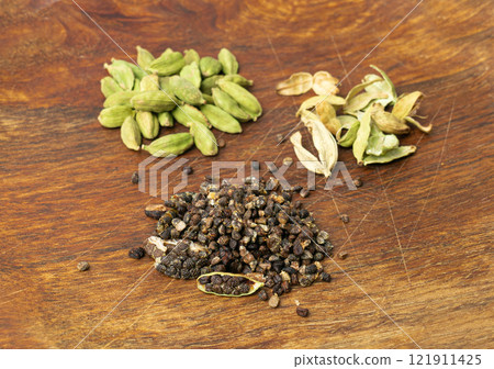 Cardamom Isolated, Green Cardamon Seeds, Dry Kardamon, Cardamum Spice , Genera Elettaria Beans 121911425
