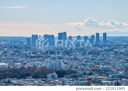 Tokyo cityscape in Japan. The hazy streets of Tokyo and Kawasaki. In the background are tower apartment buildings in front of Musashi-Kosugi Station. January 11, 2025 Tokyo cityscape in Japan. The hazy streets of Tokyo and Kawasaki. In the background are tower apartment buildings in front of Musashi-Kosugi Station. January 11, 2025 121911905