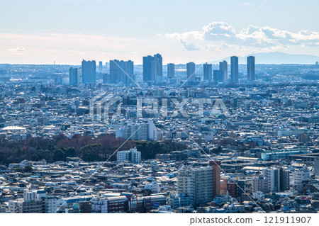 日本東京城市景觀東京和川崎的朦朧街道。後面是武藏小杉站前的一組塔樓公寓=2020年1月11日 日本東京城市景觀東京和川崎的朦朧街道。後面是武藏小杉站前的一組塔樓公寓=2020年1月11日 121911907