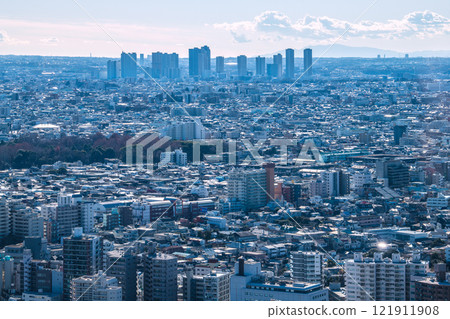日本東京城市景觀東京和川崎的朦朧街道。後面是武藏小杉站前的一組塔樓公寓=2020年1月11日 121911908
