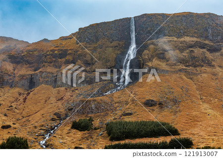 The high waterfall Bjarnarfoss in the autumn landscape in the west of Iceland 121913007