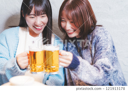 兩位年輕女子在螃蟹火鍋前敬酒[圖片由海鮮居酒屋Uoroko提供] 121913178