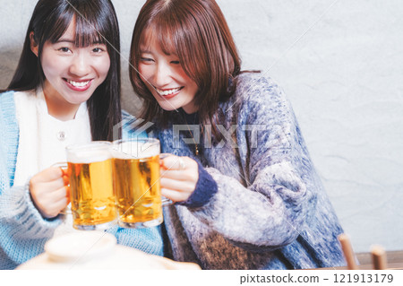 兩位年輕女子在螃蟹火鍋前敬酒[圖片由海鮮居酒屋Uoroko提供] 121913179