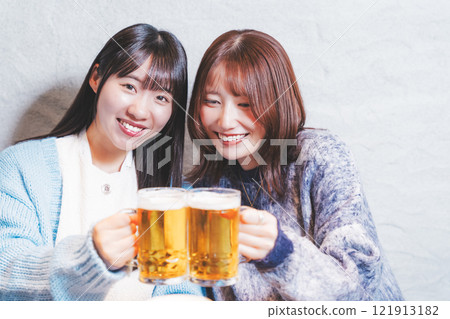 兩位年輕女子在螃蟹火鍋前敬酒[圖片由海鮮居酒屋Uoroko提供] 121913182