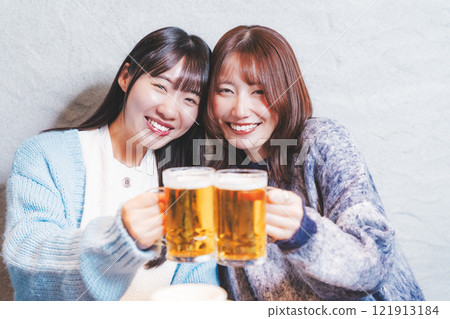 兩位年輕女子在螃蟹火鍋前敬酒[圖片由海鮮居酒屋Uoroko提供] 121913184