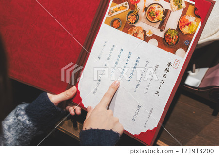 女顧客看著菜單並做出選擇的手[照片提供：海鮮居酒屋Uoroko] 121913200