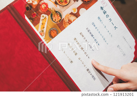 女顧客看著菜單並做出選擇的手[照片提供：海鮮居酒屋Uoroko] 121913201