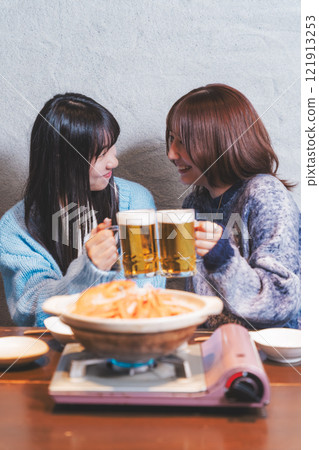 兩位年輕女子在螃蟹火鍋前敬酒[圖片由海鮮居酒屋Uoroko提供] 121913253